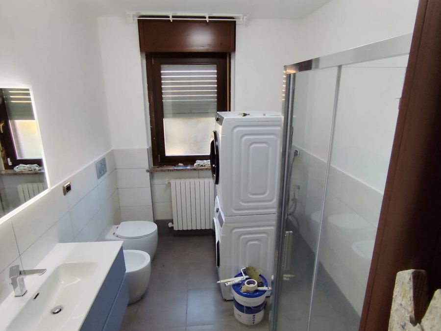 Bagno rifatto con box doccia a Torino