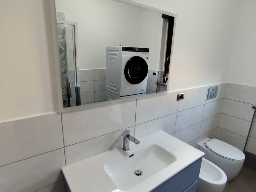 Bagno nuovo, lavabo e sanitari sospesi a Torino