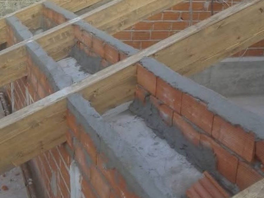 Tetto, struttura in legno sui muri a Caluso